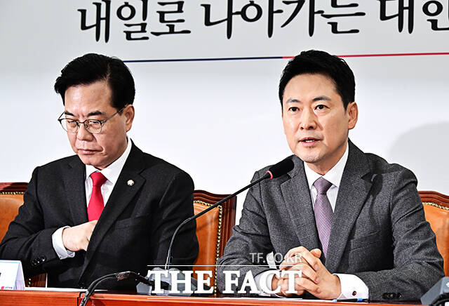 장동혁 국민의힘 대표(오른쪽)가 23일 오전 서울 여의도 국회에서 열린 최고위원회의에 참석해 모두발언을 하고 있다. /국회=배정한 기자