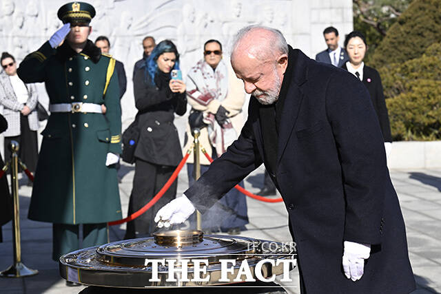 국빈 방한 중인 루이스 이나시우 룰라 다시우바 브라질 대통령이 23일 오전 서울 동작구 국립서울현충원 현충탑에서 분향을 하고 있다. /송호영 기자