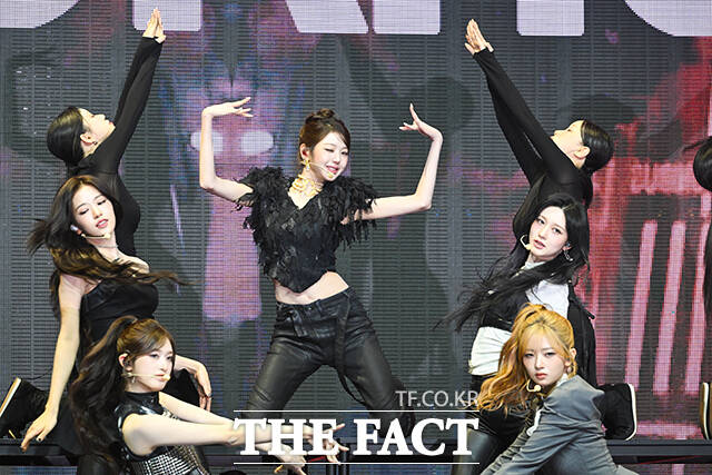 아이브의 두 번째 미니앨범 'REVIVE+'는 '나'를 중심으로 '자기 확신'에서 '우리'로 확장한 '관계와 연결'을 노래한 작품이다./서예원 기자