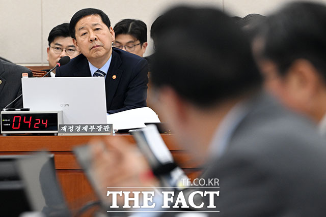 의원 질의 듣는 구 부총리.