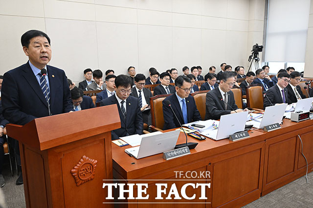 의원 질의에 답하는 구윤철 부총리 겸 재경경제부 장관.