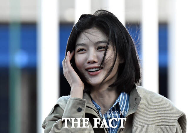 배우 김유정이 23일 오전 브루넬로 쿠치넬리 가을겨울 여성 프레젠테이션 참석을 위해 인천국제공항에서 밀라노로 출국하며 손하트를 하고 있다. /인천국제공항=이새롬 기자