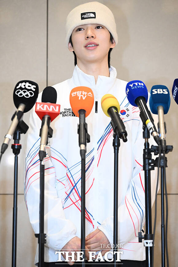 2026 밀라노·코르티나담페초 동계올림픽에서 피겨스케이팅 종목에 출전한 차준환이 23일 인천국제공항을 통해 귀국하고 있다. /인천국제공항=김성렬 인턴기자