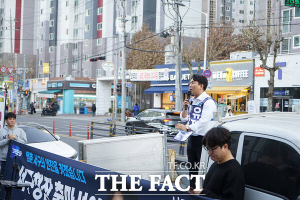 유지곤 조국혁신당 대전 서구 지역위원장이 지난 21일 한민시장에서 제9회 전국동시지방선거 대전 서구청장 출마를 선언했다. /유지곤 지역위원장 제공