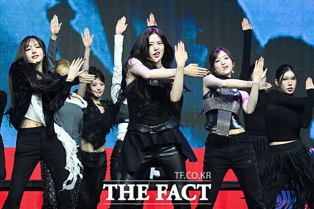 그룹 아이브가 23일 오후 서울 광진구 예스24 라이브홀에서 열린 정규 2집 ‘REVIVE+(리바이브 플러스)’ 발매 기념 미디어 쇼케이스에 참석해 타이틀곡 ‘블랙홀(BLACKHOLE)’ 무대를 펼치고 있다. /서예원 기자