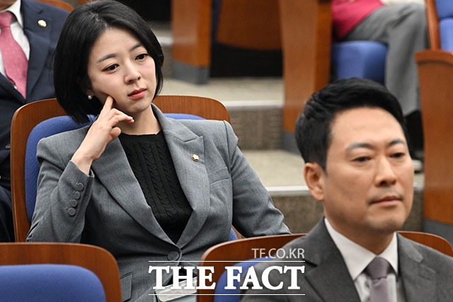 한동훈 전 국민의힘 대표의 정치 행보 예고에 장동혁 지도부의 고심이 깊어질 전망이다. 23일 의원총회에 참석한 장동혁(오른쪽) 대표와 친한(친한동훈)계 배현진 의원. /남용희 기자