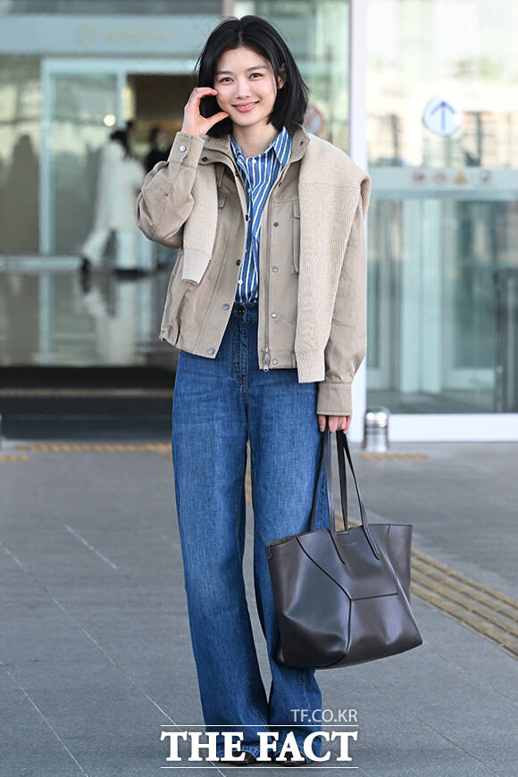 배우 김유정이 '브루넬로 쿠치넬리 26 FW 여성 프레젠테이션' 참석 차 23일 오전 인천국제공항을 통해 이탈리아 밀라노 출국 중 팬들에게 인사하고 있다. /김성렬 인턴기자