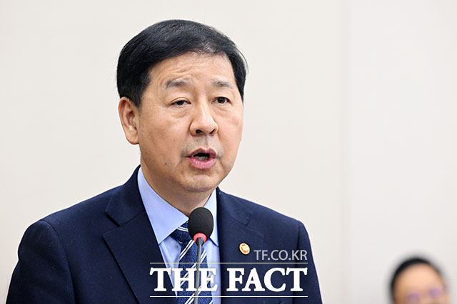 의원 질의 듣는 구 부총리.