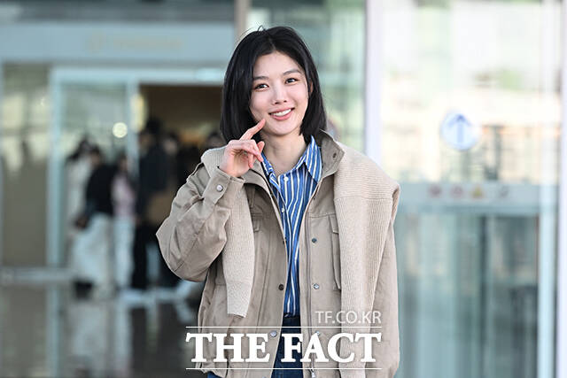 배우 김유정이 '브루넬로 쿠치넬리 26 FW 여성 프레젠테이션' 참석 차 23일 오전 인천국제공항을 통해 이탈리아 밀라노 출국 중 팬들에게 인사하고 있다. /김성렬 인턴기자