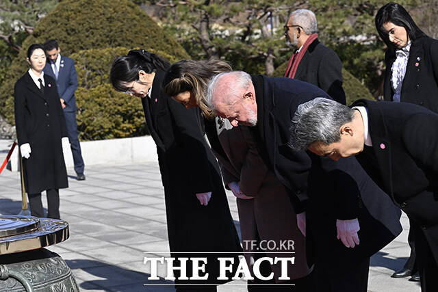 룰라 대통령과 부인 호잔젤라 다시우바 여사가 23일 참배를 하고 있다.