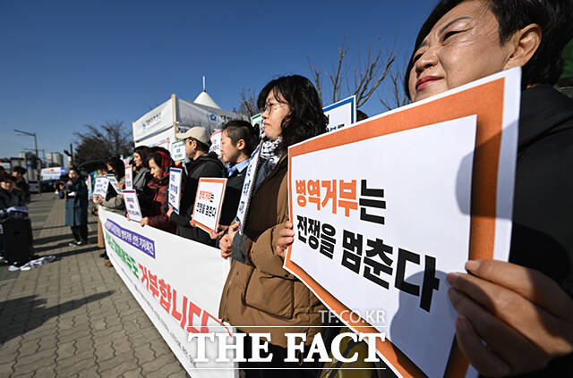 평화활동가 김민형(두부) 씨가 병역거부 선언을 하고 있다.