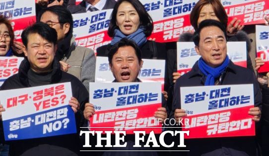 박정현 부여군수(아래 가운데)가 국회에서 열린 더불어민주당 충남·대전 통합 및 충청지역 발전 특별위원회와 충남도민 대전시민 연합 궐기대회에 참여하고 있다. /박정현 SNS