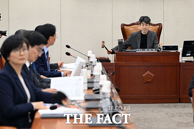 발언하는 윤건영 국회 정치개혁특별위원회 법안심사제1소위원회 위원장.