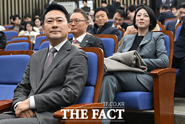 장동혁 국민의힘 대표의 '절윤(윤석열 전 대통령과의 단절)' 거부 이후 국민의힘이 내홍 속 허우적대고 있다. 사진은 장 대표(왼쪽)와 배현진 의원이 23일 오전 서울 여의도 국회에서 열린 의원총회에서 송언석 원내대표의 모두발언을 듣고 있는 모습. /남용희 기자