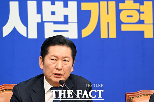 장동혁 대표와 공식 회담 제안하는 정 대표(가운데).