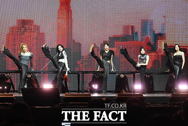 그룹 아이브가 23일 오후 서울 광진구 예스24 라이브홀에서 열린 정규 2집 ‘REVIVE+(리바이브 플러스)’ 발매 기념 미디어 쇼케이스에 참석해 타이틀곡 ‘블랙홀(BLACKHOLE)’ 무대를 펼치고 있다. /서예원 기자