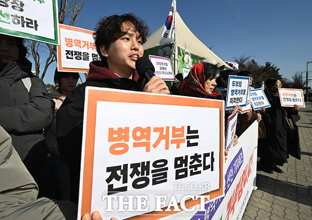평화활동가 김민형(두부) 씨가 병역거부 선언을 하고 있다.