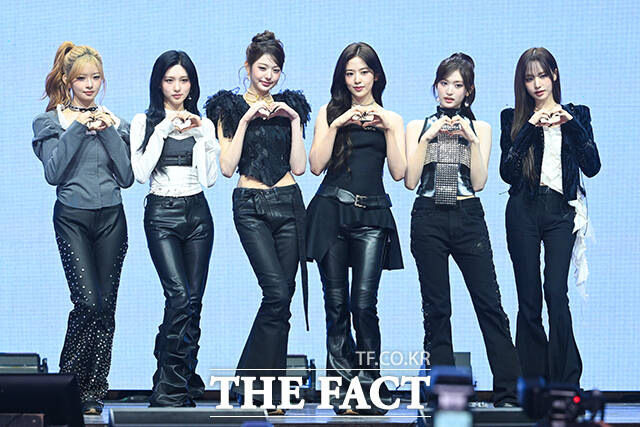 그룹 아이브의 레이 가을 장원영 안유진 이서 리즈(왼쪽부터)가 23일 오후 서울 광진구 예스24라이브홀에서 열린 두 번째 정규 앨범 'REVIVE+' 발매 기념 쇼케이스에 참석해 포즈를 취하고 있다./서예원 기자