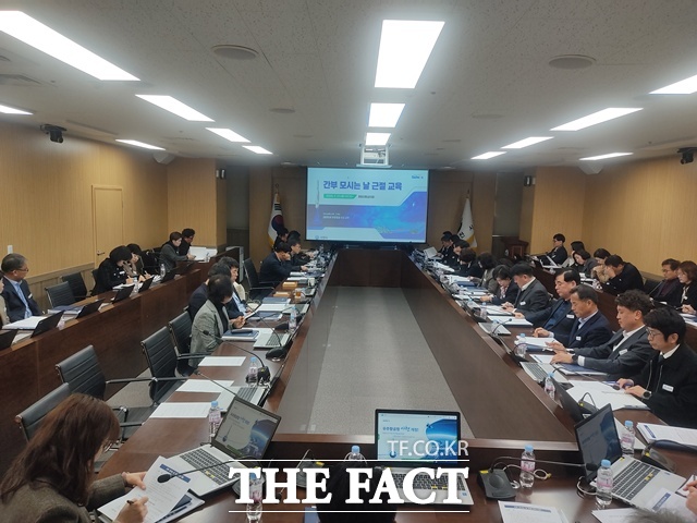 간부 모시는 날 근절 교육 모습. /사천시