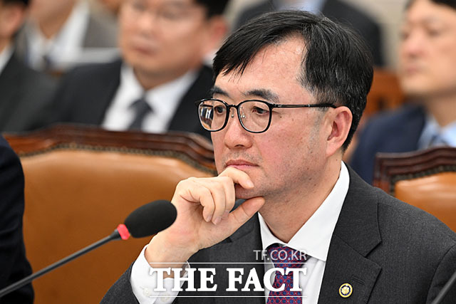 의원 질의에 답하는 구윤철 부총리 겸 재경경제부 장관.