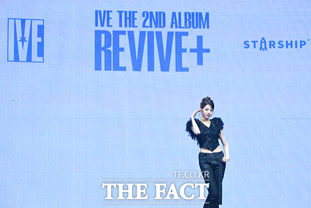 그룹 아이브의 장원영이 23일 오후 서울 광진구 예스24 라이브홀에서 열린 정규 2집 ‘REVIVE+(리바이브 플러스)’ 발매 기념 미디어 쇼케이스에 참석해 포즈를 취하고 있다. /서예원 기자