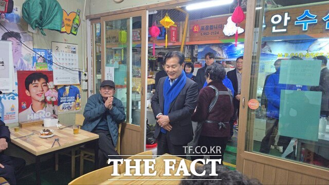 주철현 국회의원이 설 연휴 기간 광주 대인시장을 방문해 시민들의 의견을 청취하고 있다. /주철현 국회의원