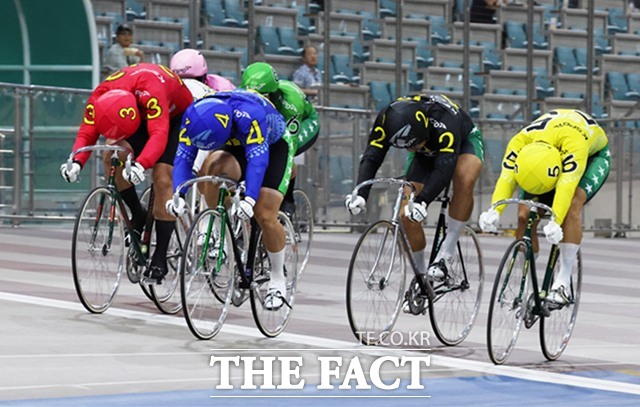 그동안 주목받지 못했던 2·3 진급 선수들의 적극적인 경주 운영이 이변을 만들어내고 있다. 사진은 광명스피돔의 우수급 선수들의 경주 장면./국민체육진흥공단