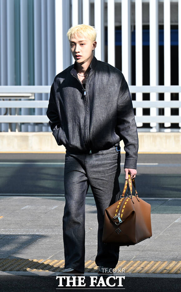 스트레이키즈 방찬이 23일 오전 밀라노 패션 위크 펜디 FW26 쇼 참석을 위해 인천국제공항에서 밀라노로 출국하며 인사하고 있다. /인천국제공항=이새롬 기자