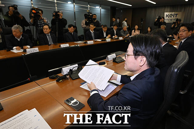 김정관 산업통상부 장관이 23일 오전 서울 중구 대한상공회의소에서 열린 국가비상경제권법(IEEPA) 판결 관련 민관합동 대책회의에 참석해 발언하고 있다. /서예원 기자