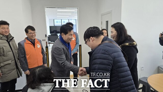 주철현 국회의원이 설 연휴 전후 전남·광주 지역을 돌며 시민들과 소통하고 있다. /주철현 국회의원