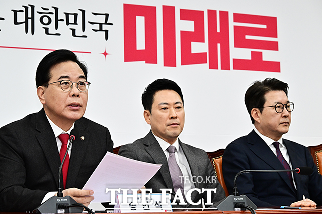 송언석 국민의힘 원내대표(왼쪽)가 23일 오전 서울 여의도 국회에서 열린 최고위원회의에 참석해 모두발언을 하고 있다. /배정한 기자