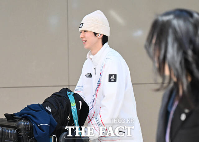 2026 밀라노·코르티나담페초 동계올림픽 일정을 마친 한국 피겨스케이팅 남자 싱글 간판 차준환(서울시청)이 23일 인천국제공항으로 귀국해 김진서 코치로부터 꽃다발을 받고 있다.