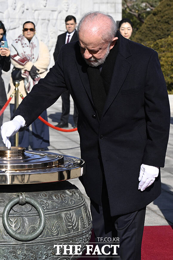 룰라 대통령과 부인 호잔젤라 다시우바 여사가 23일 참배를 하고 있다.