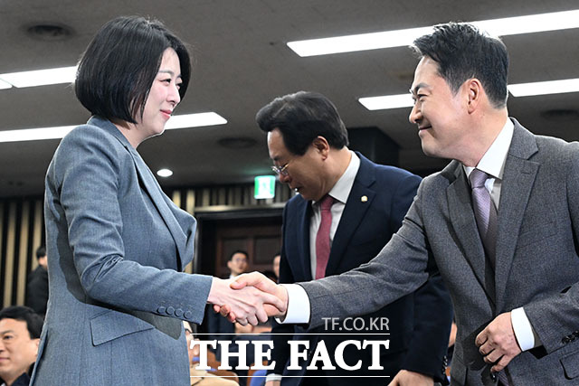 장동혁 국민의힘 대표(오른쪽)와 배현진 의원이 23일 오전 서울 여의도 국회에서 열린 의원총회에서 인사를 나누고 있다. /국회=남용희 기자