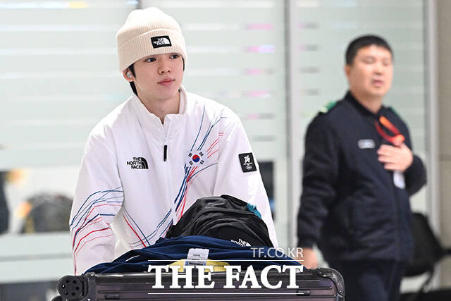 2026 밀라노·코르티나담페초 동계올림픽에서 피겨스케이팅 종목에 출전한 차준환이 23일 인천국제공항을 통해 귀국하고 있다. /인천국제공항=김성렬 인턴기자