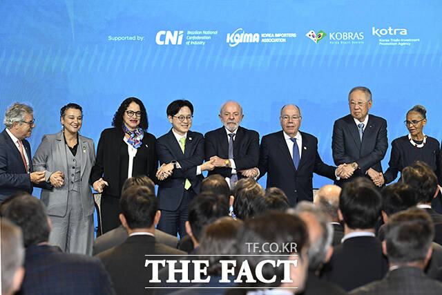 룰라 대통령이 김정관 산업통상부 장관과 기념사진을 촬영하고 있다.