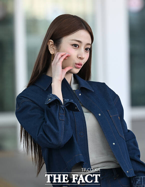 르세라핌 허윤진(왼쪽)과 홍은채가 23일 오전 패션쇼 참석을 위해 인천국제공항에서 밀라노로 출국하며 포즈를 취하고 있다. /인천국제공항=이새롬 기자