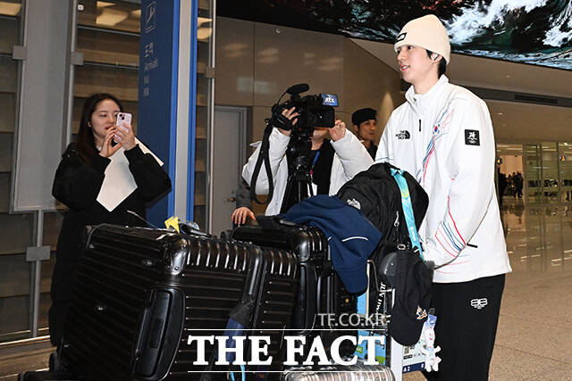 2026 밀라노·코르티나담페초 동계올림픽에서 피겨스케이팅 종목에 출전한 차준환이 23일 인천국제공항을 통해 귀국하고 있다. /인천국제공항=김성렬 인턴기자