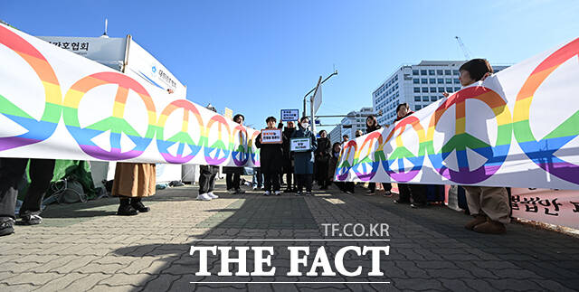 평화활동가 김민형(두부) 씨가 병역거부 선언을 하고 있다.