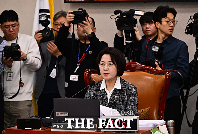 추미애 법사위원장이 23일 오후 서울 여의도 국회에서 열린 법제사법위원회 전체회의에 참석해 회의를 주재하고 있다./국회=배정한 기자