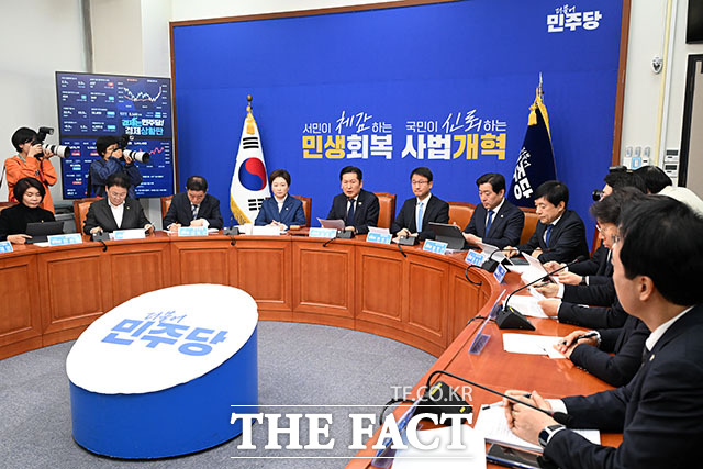 장동혁 대표와 공식 회담 제안하는 정 대표(가운데).