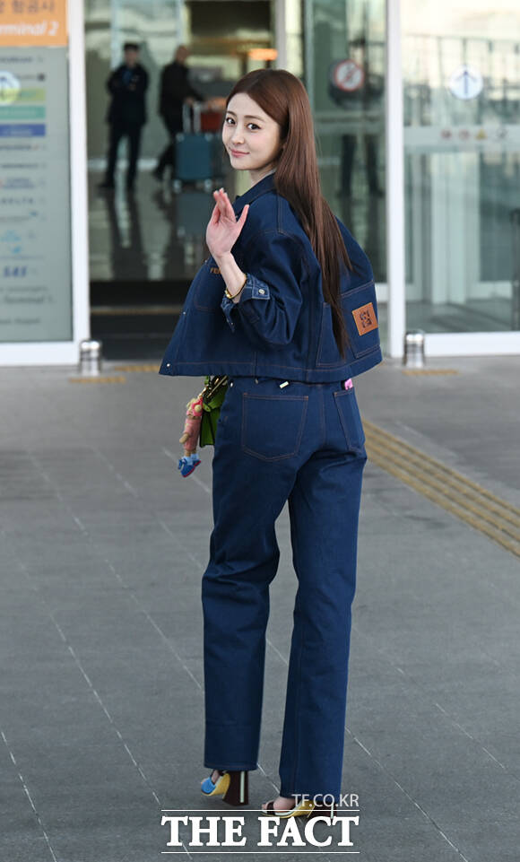 르세라핌 허윤진(왼쪽)과 홍은채가 23일 오전 패션쇼 참석을 위해 인천국제공항에서 밀라노로 출국하며 포즈를 취하고 있다. /인천국제공항=이새롬 기자