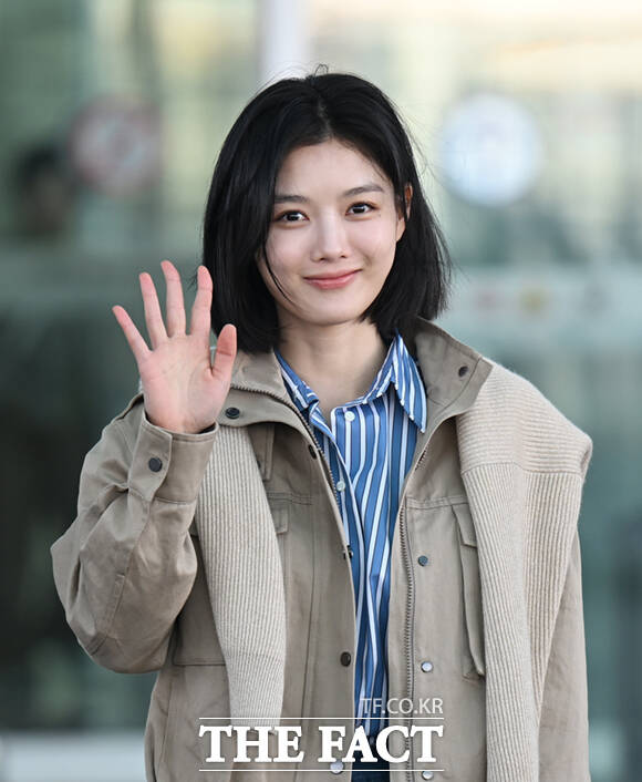 배우 김유정이 23일 오전 브루넬로 쿠치넬리 가을겨울 여성 프레젠테이션 참석을 위해 인천국제공항에서 밀라노로 출국하며 손하트를 하고 있다. /인천국제공항=이새롬 기자