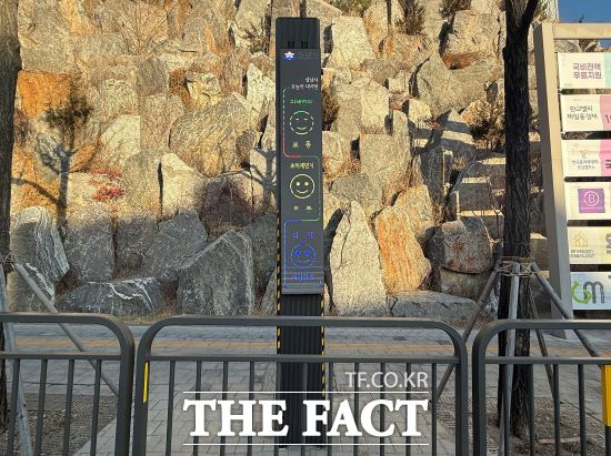 성남시 수정구 신흥2동 보행로 구간에 설치한 스마트 하수악취 저감시설. /성남시