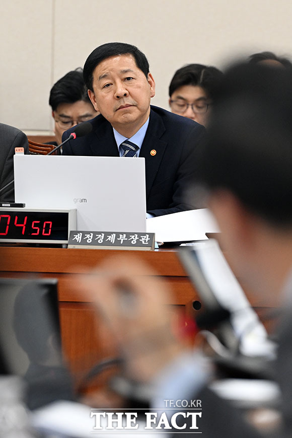 의원 질의 듣는 구 부총리.