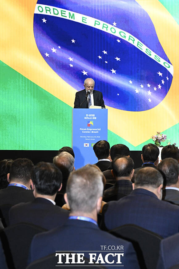 룰라 대통령이 김정관 산업통상부 장관과 기념사진을 촬영하고 있다.