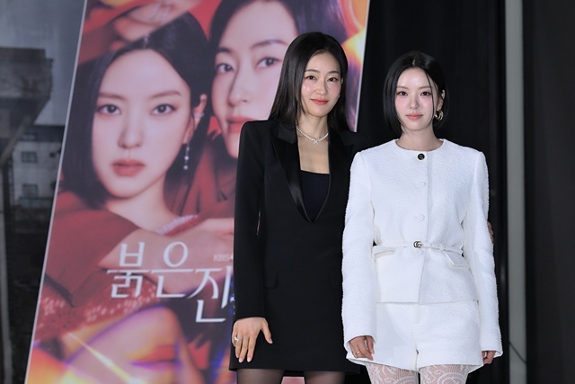 배우 박진희(왼쪽)와 남상지가 KBS2 새 일일드라마 '붉은 진주'에서 1인 2역 연기를 선보인다. /KBS2