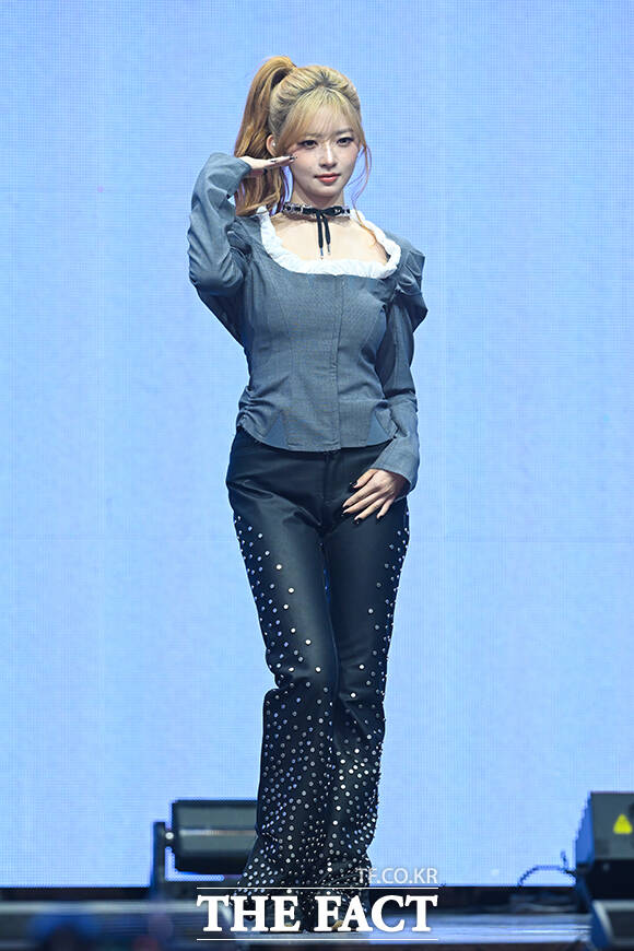 그룹 아이브의 레이와 가을, 장원영, 안유진, 이서, 리즈(왼쪽부터)가 23일 오후 서울 광진구 예스24 라이브홀에서 열린 정규 2집 ‘REVIVE+(리바이브 플러스)’ 발매 기념 미디어 쇼케이스에 참석해 포즈를 취하고 있다. /서예원 기자