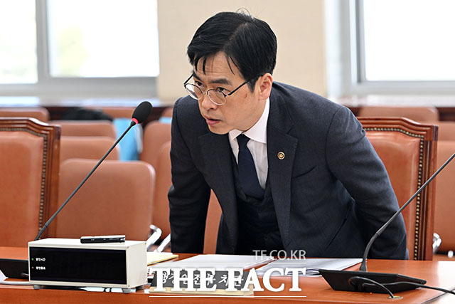 발언하는 윤건영 국회 정치개혁특별위원회 법안심사제1소위원회 위원장.