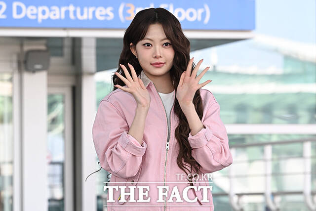 르세라핌 홍은채가 23일 오전 '오니츠카타이거(Onitsuka Tiger)'의 패션쇼 참석을 위해 인천국제공항에서 이탈리아 밀라노로 출국하며 팬들에게 인사하고 있다. /인천국제공항=김성렬 인턴기자